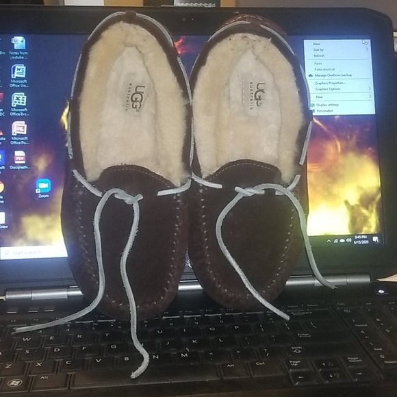 Woman's Ugg Moccasins - Picture 4 of 4
